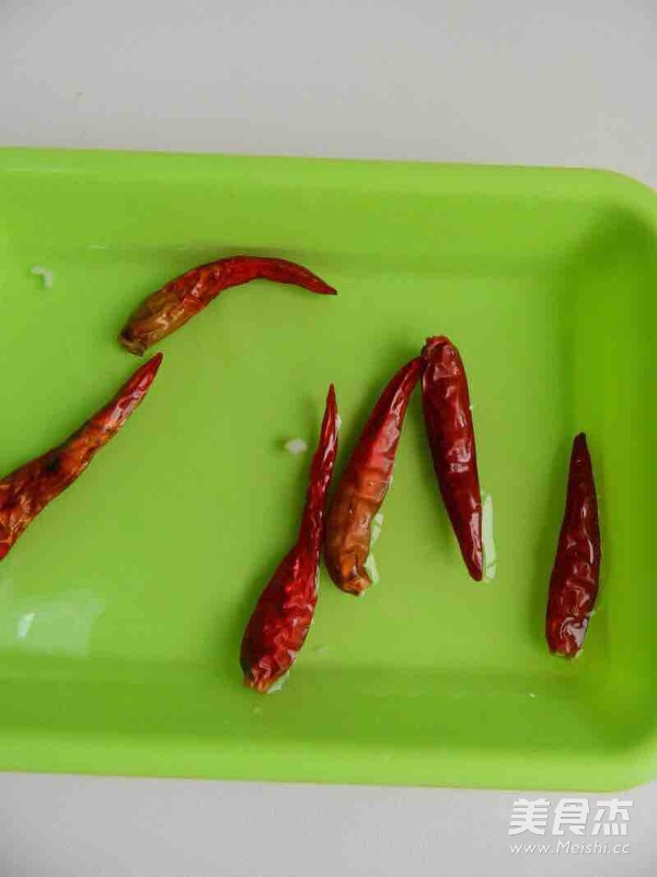 麻辣<a href=/shicai/shuichanpin/YouYu/index.html target=_blank><u>鱿鱼</u></a>香锅的做法