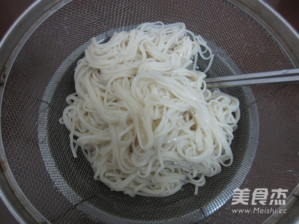 清汤肉片<a href=/shicai/mimian/GuaMian/index.html target=_blank><u>挂面</u></a>的做法