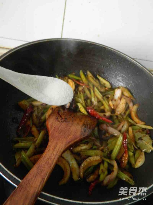 麻辣<a href=/shicai/shuichanpin/YouYu/index.html target=_blank><u>鱿鱼</u></a>香锅的做法