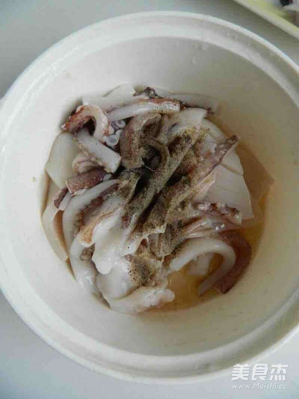 麻辣<a href=/shicai/shuichanpin/YouYu/index.html target=_blank><u>鱿鱼</u></a>香锅的做法