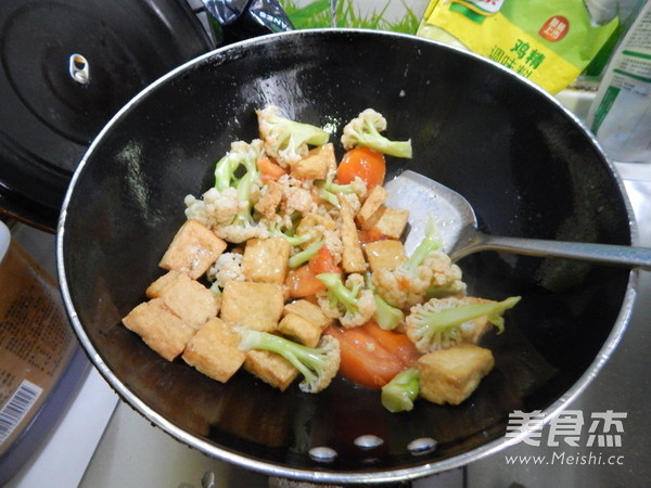 <a href=/shicai/shucai/HuaCai/index.html target=_blank><u>花菜</u></a>烧<a href=/shicai/mimian/DouFu/index.html target=_blank><u>豆腐</u></a>的做法