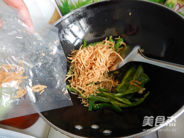 <a href=/shicai/shucai/QingJiao/index.html target=_blank><u>青椒</u></a>炒撒子的做法