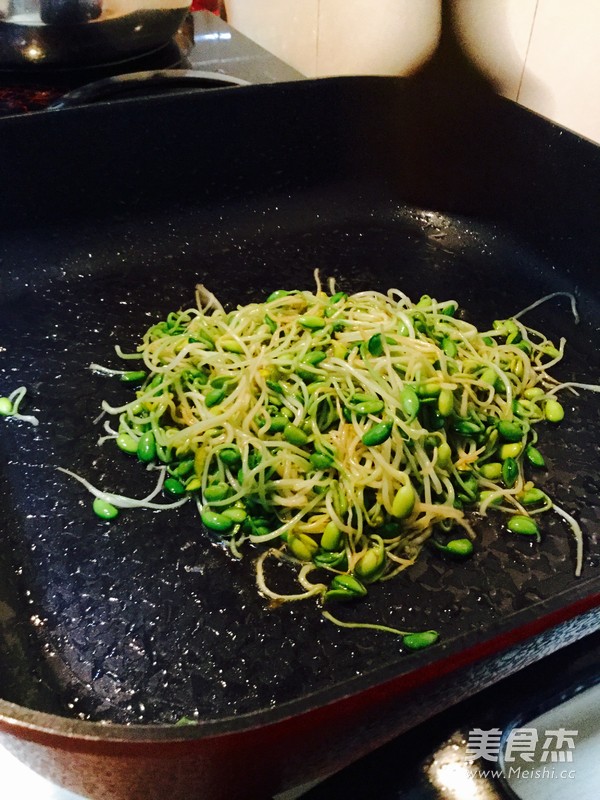 炒<a href=/shicai/mimian/HuangDou/index.html target=_blank><u>黄豆</u></a>芽的做法