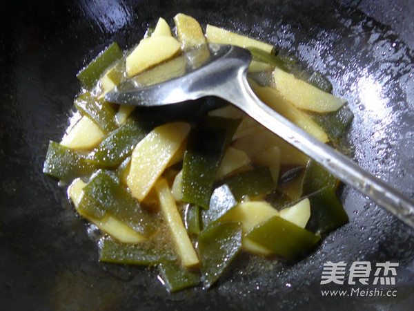 <a href=/shicai/shuichanpin/HaiDai/index.html target=_blank><u>海带</u></a>煮<a href=/shicai/shucai/TuDou/index.html target=_blank><u>土豆</u></a>的做法