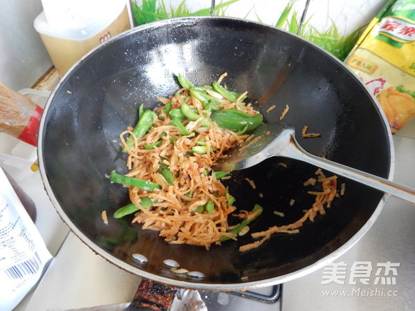 <a href=/shicai/shucai/QingJiao/index.html target=_blank><u>青椒</u></a>炒撒子的做法