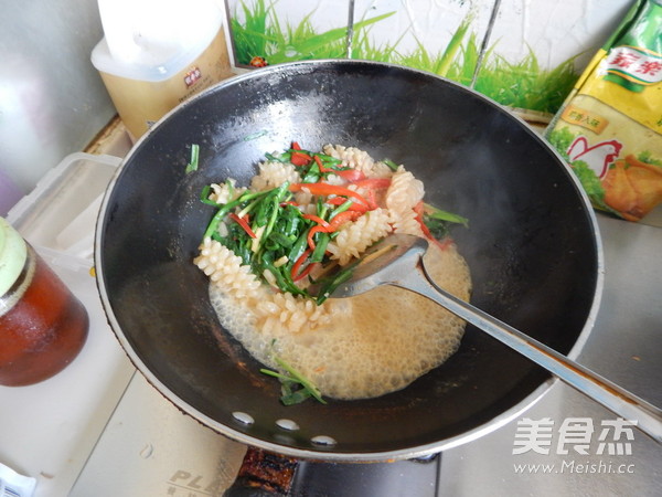 <a href=/shicai/shucai/JiuCai/index.html target=_blank><u>韭菜</u></a>炒<a href=/shicai/shuichanpin/YouYu/index.html target=_blank><u>鱿鱼</u></a>的做法