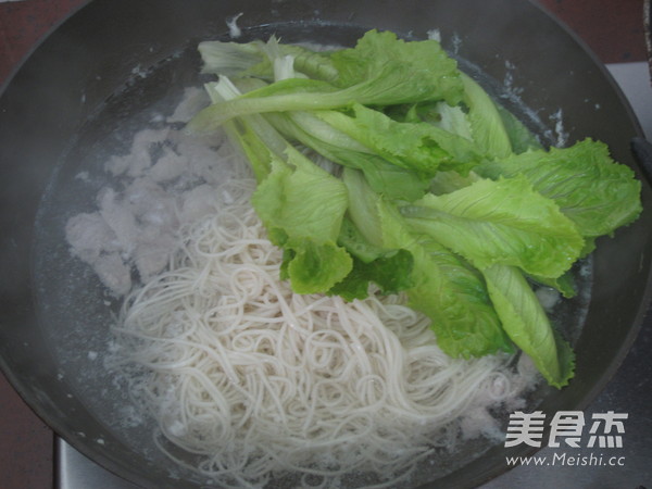 清汤肉片<a href=/shicai/mimian/GuaMian/index.html target=_blank><u>挂面</u></a>的做法