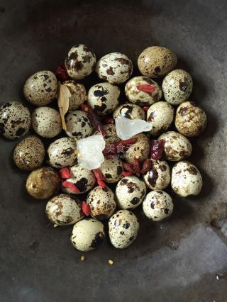 <a href=/shicai/rouqin/AnChunDan/index.html target=_blank><u><a href=/shicai/rouqin/AnChun/index.html target=_blank><u>鹌鹑</u></a>蛋</u></a>