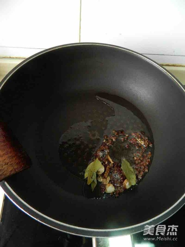 麻辣<a href=/shicai/shuichanpin/YouYu/index.html target=_blank><u>鱿鱼</u></a>香锅的做法