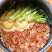 广式腊肠煲仔饭的做法