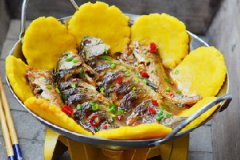 铁锅杂鱼饼子的做法