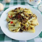 水腌菜炒洋芋片的做法