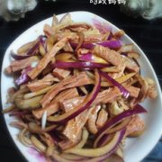 洋葱拌苦肠的做法