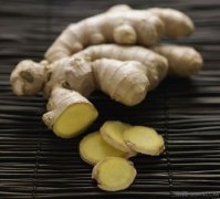 晨起含片姜,防感冒